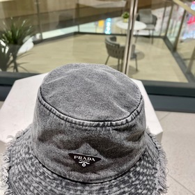 PRADA Ретро-кепка из джинсовой ткани с необработанными краями, же