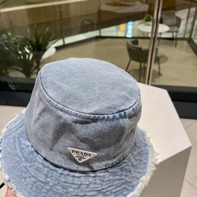 PRADA Ретро-кепка из джинсовой ткани с необработанными краями, же