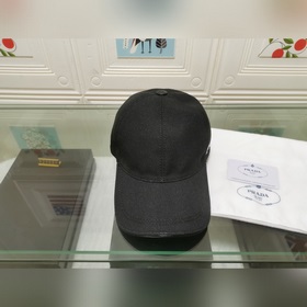 Классическая модель Prada, приятная на ощупь, изготовлена из кожи