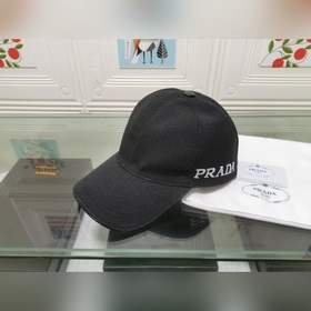 Классическая модель Prada, приятная на ощупь, изготовлена из кожи