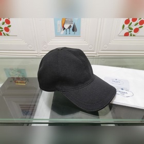 Классическая модель Prada, приятная на ощупь, изготовлена из кожи