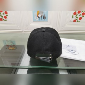 Классическая модель Prada, приятная на ощупь, изготовлена из кожи