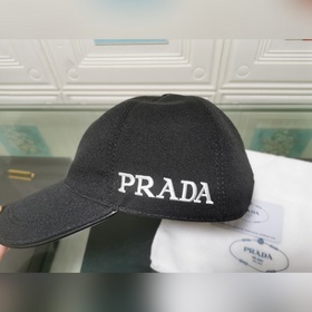 Классическая модель Prada, приятная на ощупь, изготовлена из кожи