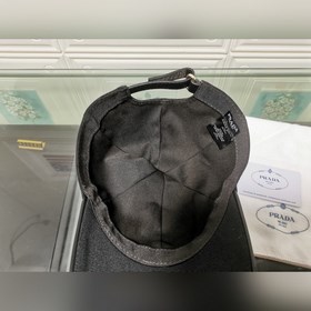 Классическая модель Prada, приятная на ощупь, изготовлена из кожи