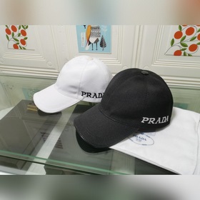 Классическая модель Prada, приятная на ощупь, изготовлена из кожи