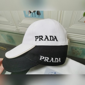 Классическая модель Prada, приятная на ощупь, изготовлена из кожи
