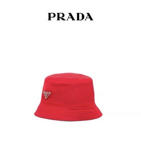 Дом Prada. 【Ярко-красный】 Рыбацкая кепка с плоской макушкой и кон