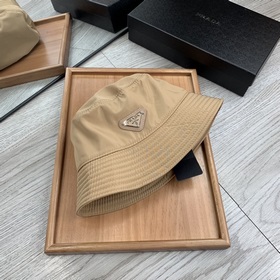 Prada. Двусторонняя треугольная рыбацкая шапка, высококачественна