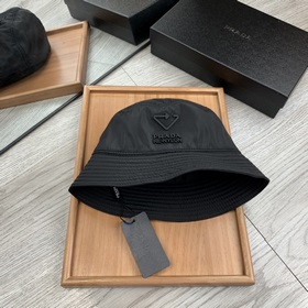 Prada. Двусторонняя треугольная рыбацкая шапка, высококачественна