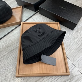 Prada. Двусторонняя треугольная рыбацкая шапка, высококачественна