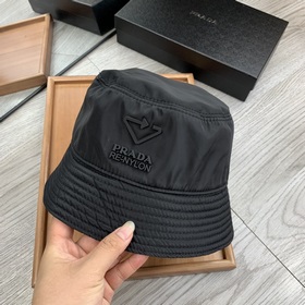 Prada. Двусторонняя треугольная рыбацкая шапка, высококачественна