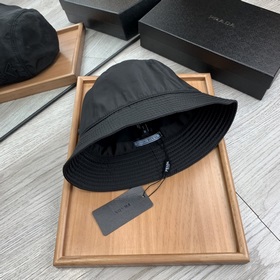 Prada. Двусторонняя треугольная рыбацкая шапка, высококачественна