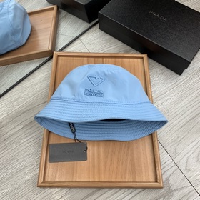 Prada. Двусторонняя треугольная рыбацкая шапка, высококачественна