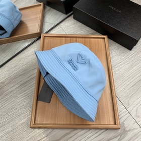 Prada. Двусторонняя треугольная рыбацкая шапка, высококачественна