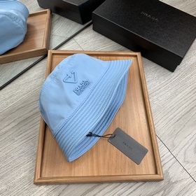 Prada. Двусторонняя треугольная рыбацкая шапка, высококачественна