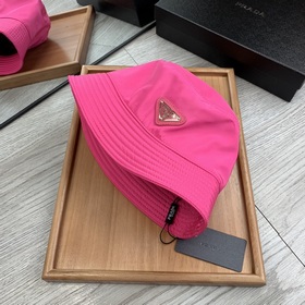 Prada. Двусторонняя треугольная рыбацкая шапка, высококачественна