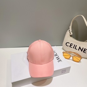 PRADA бейсболка с треугольным логотипом на боку. Классическая бей