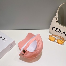 PRADA бейсболка с треугольным логотипом на боку. Классическая бей