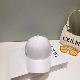 PRADA бейсболка с треугольным логотипом на боку. Классическая бей