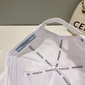 PRADA бейсболка с треугольным логотипом на боку. Классическая бей