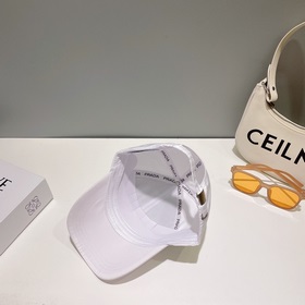 PRADA бейсболка с треугольным логотипом на боку. Классическая бей
