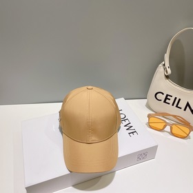 PRADA бейсболка с треугольным логотипом на боку. Классическая бей
