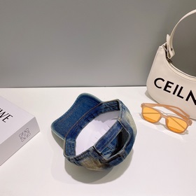 Классическая модель, бейсболка PRADA. Обратите внимание на высоко