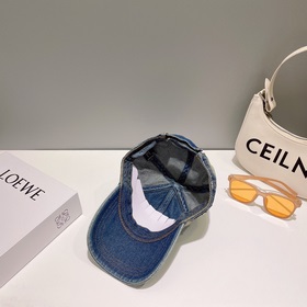 Классическая модель, бейсболка PRADA. Обратите внимание на высоко