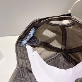Классическая бейсболка PRADA. Пожалуйста, обратите внимание на вы