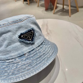 Prada, новая модель рыбацкой кепки из джинсовой ткани, изысканный