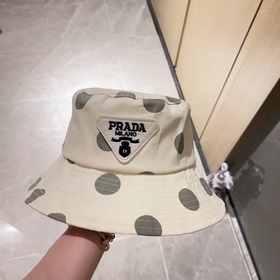 В комплекте с пылезащитным чехлом [PRADA] Рыбацкая кепка с треуго