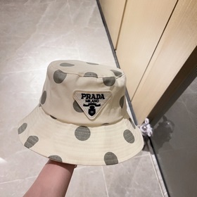 В комплекте с пылезащитным чехлом [PRADA] Рыбацкая кепка с треуго