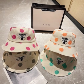 В комплекте с пылезащитным чехлом [PRADA] Рыбацкая кепка с треуго