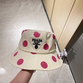 В комплекте с пылезащитным чехлом [PRADA] Рыбацкая кепка с треуго