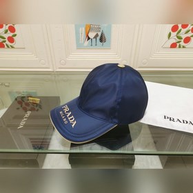Классическая модель Prada, приятная на ощупь, изготовлена из кожи
