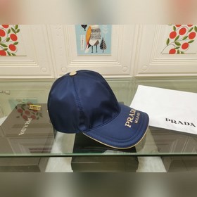 Классическая модель Prada, приятная на ощупь, изготовлена из кожи