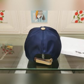 Классическая модель Prada, приятная на ощупь, изготовлена из кожи