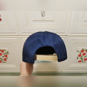 Классическая модель Prada, приятная на ощупь, изготовлена из кожи