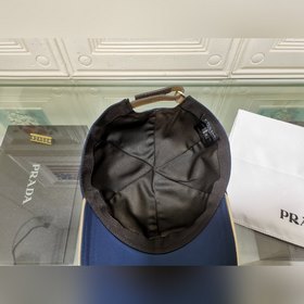 Классическая модель Prada, приятная на ощупь, изготовлена из кожи