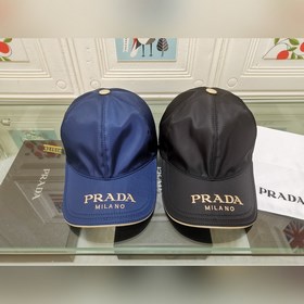 Классическая модель Prada, приятная на ощупь, изготовлена из кожи