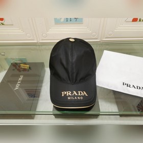 Классическая модель Prada, приятная на ощупь, изготовлена из кожи