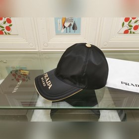 Классическая модель Prada, приятная на ощупь, изготовлена из кожи