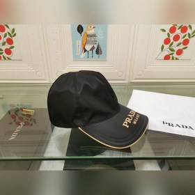 Классическая модель Prada, приятная на ощупь, изготовлена из кожи