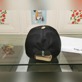 Классическая модель Prada, приятная на ощупь, изготовлена из кожи