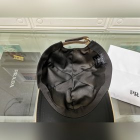 Классическая модель Prada, приятная на ощупь, изготовлена из кожи