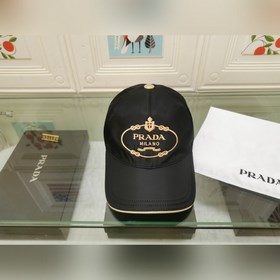 Классическая модель Prada, приятная на ощупь, изготовлена из кожи