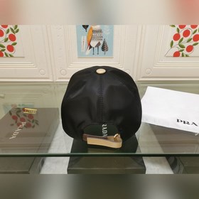 Классическая модель Prada, приятная на ощупь, изготовлена из кожи