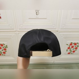 Классическая модель Prada, приятная на ощупь, изготовлена из кожи