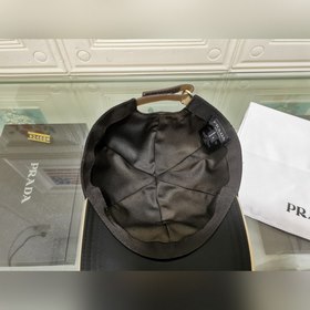 Классическая модель Prada, приятная на ощупь, изготовлена из кожи