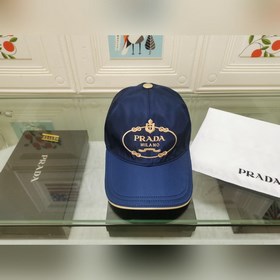 Классическая модель Prada, приятная на ощупь, изготовлена из кожи